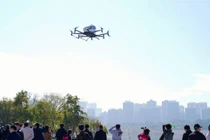 Máy bay không người lái chở khách tự động EH216-S của EHang hoàn thành chuyến bay trình diễn thương mại đầu tiên tại thành phố Quảng Châu, miền nam Trung Quốc. Ảnh: SCMP.