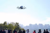 Máy bay không người lái chở khách tự động EH216-S của EHang hoàn thành chuyến bay trình diễn thương mại đầu tiên tại thành phố Quảng Châu, miền nam Trung Quốc. Ảnh: SCMP.