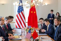 Phó Thủ tướng Trung Quốc Hà Lập Phong và Bộ trưởng Tài chính Mỹ Scott Bessent gặp nhau tại Geneva, Thụy Sĩ, vào ngày 10/5. Ảnh: Reuters.