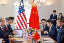 Phó Thủ tướng Trung Quốc Hà Lập Phong và Bộ trưởng Tài chính Mỹ Scott Bessent gặp nhau tại Geneva, Thụy Sĩ, vào ngày 10/5. Ảnh: Reuters.