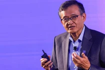 Tổng giám đốc điều hành Intel Lip-Bu Tan phát biểu tại Đài Bắc. Ảnh: Reuters.