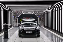 Tesla đang phải đối mặt với áp lực doanh số. Ảnh: Reuters.