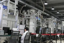 Các nhà khoa học làm việc trên máy tính lượng tử siêu dẫn Origin Wukong. Ảnh: Origin Quantum.