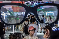 Mọi người ghé thăm gian hàng của Rokid trong Hội nghị AI thế giới tại Thượng Hải vào ngày 26/7. Ảnh: Nikkei Asia.