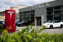 Nhiều mẫu xe đang đỗ tại một đại lý của Tesla (Ảnh: CNBC)