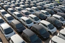 Những chiếc xe điện BYD chuẩn bị xuất khẩu tại một bến tàu ở Yên Đài, tỉnh Sơn Đông, Trung Quốc (Ảnh: CNBC)