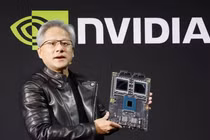 Giám đốc điều hành Nvidia Jensen Huang phát biểu tại sự kiện về trí tuệ nhân tạo ở Tokyo. Ảnh: SCMP.