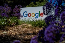 Google là 1 trong 4 công ty được Bộ quốc phòng Mỹ hợp tác. Ảnh: Reuters.