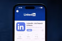 Người dùng LinkedIn hiện có thể lựa chọn không sử dụng nội dung của họ trên trang web này để đào tạo hệ thống AI của Microsoft (Ảnh: CNN)