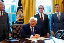 Tổng thống Mỹ Donald Trump phát biểu khi ký một sắc lệnh hành pháp. Ảnh: Reuters.