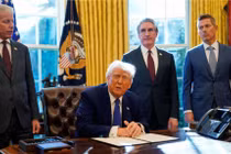 Tổng thống Mỹ Donald Trump phát biểu khi ký một sắc lệnh hành pháp. Ảnh: Reuters.