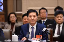 Nhà sáng lập và CEO của Xiaomi Lei Jun phát biểu trong một cuộc họp tại Bắc Kinh vào tháng 3. Ảnh: SCMP.