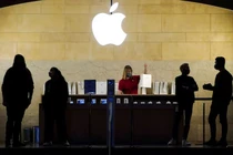 Nhân viên Apple làm việc tại một Cửa hàng Apple ở Nhà ga Grand Central tại quận Manhattan của Thành phố New York (Ảnh: Reuters)