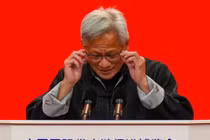 Tổng giám đốc điều hành Nvidia Jensen Huang phát biểu tại lễ khai mạc Triển lãm chuỗi cung ứng quốc tế Trung Quốc, tại Bắc Kinh. Ảnh: SCMP.