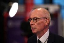 Điều phối viên Chiến dịch Quốc gia của Đảng Lao động Anh, Pat McFadden, tham gia một cuộc phỏng vấn trên truyền hình ở Liverpool, Anh. Ảnh: Reuters.