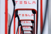 Thiết bị sạc xe Tesla được trưng bày tại Los Angeles, California, Hoa Kỳ (Ảnh: Reuters)