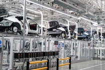 những chiếc ô tô trên dây chuyền lắp ráp tại nhà máy của Xiaomi ở Bắc Kinh (Ảnh: SCMP)