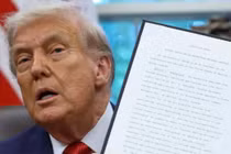 Tổng thống Donald Trump trình một sắc lệnh hành pháp đã ký về một thỏa thuận sẽ thoái vốn hoạt động của TikTok tại Mỹ khỏi chủ sở hữu. Ảnh: Reuters.