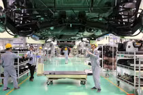 Công nhân làm việc tại nhà máy ô tô THACO (Quảng Nam)