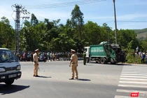 Ngày 8/7, lực lượng cảnh sát được huy động để hộ tống xe chở rác đi vào bãi rác Khánh Sơn