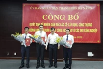 Ông Đặng Việt Dũng, Phó Chủ tịch thường trực UBND TP Đà Nẵng (thứ 2 từ phải sang) trao quyết định bổ nhiệm cho các tân Giám đốc Sở.