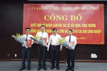 Ông Đặng Việt Dũng, Phó Chủ tịch thường trực UBND TP Đà Nẵng (thứ 2 từ phải sang) trao quyết định bổ nhiệm cho các tân Giám đốc Sở.