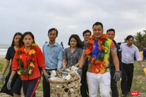 Diễn viên điện ảnh Lý Hùng, nữ hoàng điền kinh Nguyễn Thị Thanh Phúc "nhặt rác" tại bãi biển Hà My (Quảng Nam) để phát động chương trình nói không với rác nhựa.