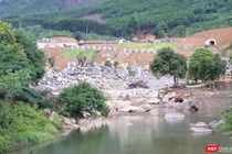 Một đoạn sông Luông Đông chảy qua khu vực dự án mở rộng Công viên suối khoáng nóng núi Thần Tài bị chủ đầu tư lấp chặn dòng