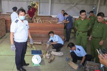Cơ quan chức năng kiểm đếm lô hàng ngà voi nhậu lậu tại cảng Đà Nẵng
