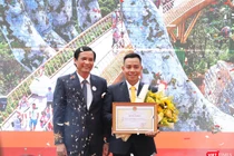 Ông Trần Văn Miên - Phó Chủ tịch UBND Thành phố Đà Nẵng trao tặng Bằng khen cho Công ty Cổ phần Dịch vụ Cáp treo Bà Nà vì đã có thành tích đóng góp xuất sắc cho sự phát triển của du lịch Đà Nẵng giai đoạn 2009-2019.