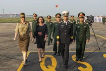 Chuẩn đô đốc Nguyễn Trọng Bình - Phó Tổng Tham mưu Trưởng Quân đội Nhân dân Việt Nam và bà Robyn Mudie - Đại sứ Australia tại Việt Nam tại lễ tiễn lực lượng (ảnh Đại sứ quán Australia tại Việt Nam cung cấp)