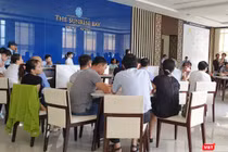 Ngày 6/8, khách hàng tập trung tại Văn phòng bán hàng The Sunrise Bay yêu cầu chủ đầu tư và đơn vị phân phối trả lời cụ thể về thời hạn bàn giao nhà.