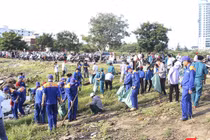 Sáng 28/9, tại Đà Nẵng, gần 2.000 người là lãnh đạo bộ ngành Trung ương, các địa phương và người dân Đà Nẵng đã hưởng ứng chiến dịch ra quân “làm sạch biển” và kêu gọi "Chung tay vì một cộng đồng không rác thải nhựa".