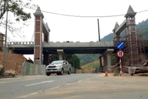 Cận cảnh cây cầu vắt ngang qua Quốc lộ 14G để phục vụ hoạt động Khu du lịch suối khoáng nóng núi Thần Tài