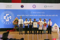 Đại diện Bộ Y tế đã trao danh hiệu “Bệnh viện thực hành Nuôi con bằng sữa mẹ xuất sắc” cho Bệnh viện Phụ sản - Nhi Đà Nẵng