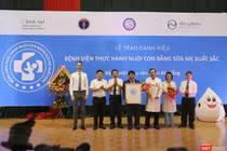 Đại diện Bộ Y tế đã trao danh hiệu “Bệnh viện thực hành Nuôi con bằng sữa mẹ xuất sắc” cho Bệnh viện Phụ sản - Nhi Đà Nẵng