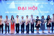Thứ trưởng Bộ TT&TT Nguyễn Huy Dũng (người thứ tư, trái sang) chúc mừng đại diện Ban Chấp hành Hiệp hội Bưu chính Việt Nam nhiệm kỳ 2023 - 2028.