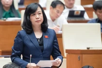 Bộ trưởng Bộ Y tế Đào Hồng Lan trao đổi về thực trạng thiếu thuốc, thiếu vật tư y tế tại phiên họp Quốc hội sáng 1/11.