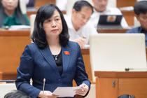 Bộ trưởng Bộ Y tế Đào Hồng Lan trao đổi về thực trạng thiếu thuốc, thiếu vật tư y tế tại phiên họp Quốc hội sáng 1/11.