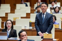 Bộ trưởng Nguyễn Mạnh Hùng trả lời chất vấn của các ĐBQH tại phiên làm việc chiều 7/11.