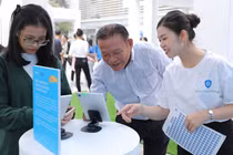 Thanh niên và người cao tuổi trải nghiệm các hướng dẫn an toàn mạng.