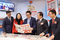 Ông Nguyễn Trọng Nghĩa - Trưởng Ban Tuyên giáo Trung ương - xem các ấn phẩm của Báo Tiền Phong. Ảnh TTXVN