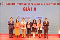 Lãnh đạo Đảng và Nhà nước trao giải A cho các tác giả đoạt giải A. Ảnh Mic