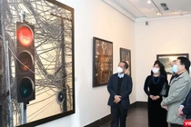 Đại biểu tham quan không gian trưng bày mỹ thuật đương đại