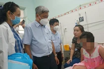 Thứ trưởng Y tế Nguyễn Trường Sơn kiểm tra công tác điều trị bệnh sốt xuất huyết tại Bệnh viện quận 8, TP.HCM