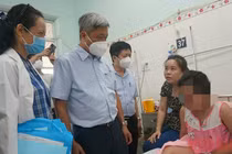 Thứ trưởng Y tế Nguyễn Trường Sơn kiểm tra công tác điều trị bệnh sốt xuất huyết tại Bệnh viện quận 8, TP.HCM