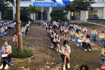 Với lứa tuổi học sinh, được đến trường học trực tiếp là niềm vui. Ảnh: Hoà Bình