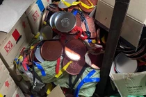 Công an TP.HCM thu giữ tại cơ sở sản xuất thuốc tân dược giả điều trị COVID-19