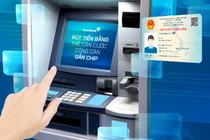 Với thẻ căn cước công dân gắn chip, người dân có thể dễ dàng rút tiền mặt tại ATM 