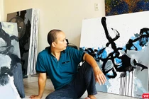 Họa sĩ Trần Vĩnh Thịnh bên các tác phẩm trừu tượng